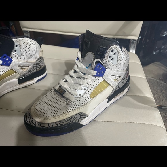 Air Jordan for youth size is 4.5. They are the Spike Lee Air Jordan. Must sell. - Picture 4 of 8